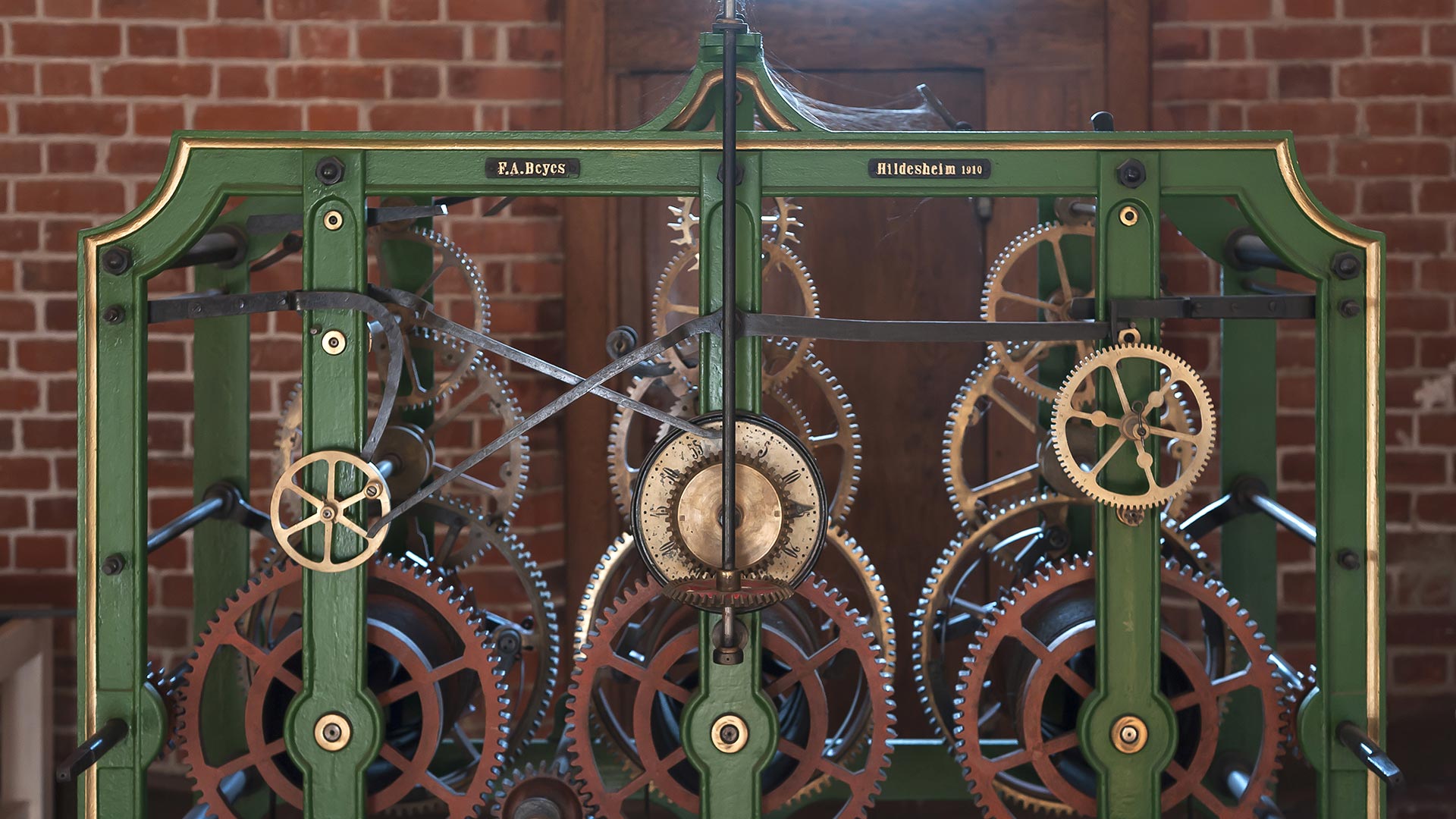 Altes Uhrwerk der Kirchturmuhr (1910 bis 1978) in der St. Michaeliskirche, Lüneburg, Niedersachsen, Deutschland (© Helmut Meyer zur Capellen/imageBROKER/Shutterstock)(Bing Deutschland)