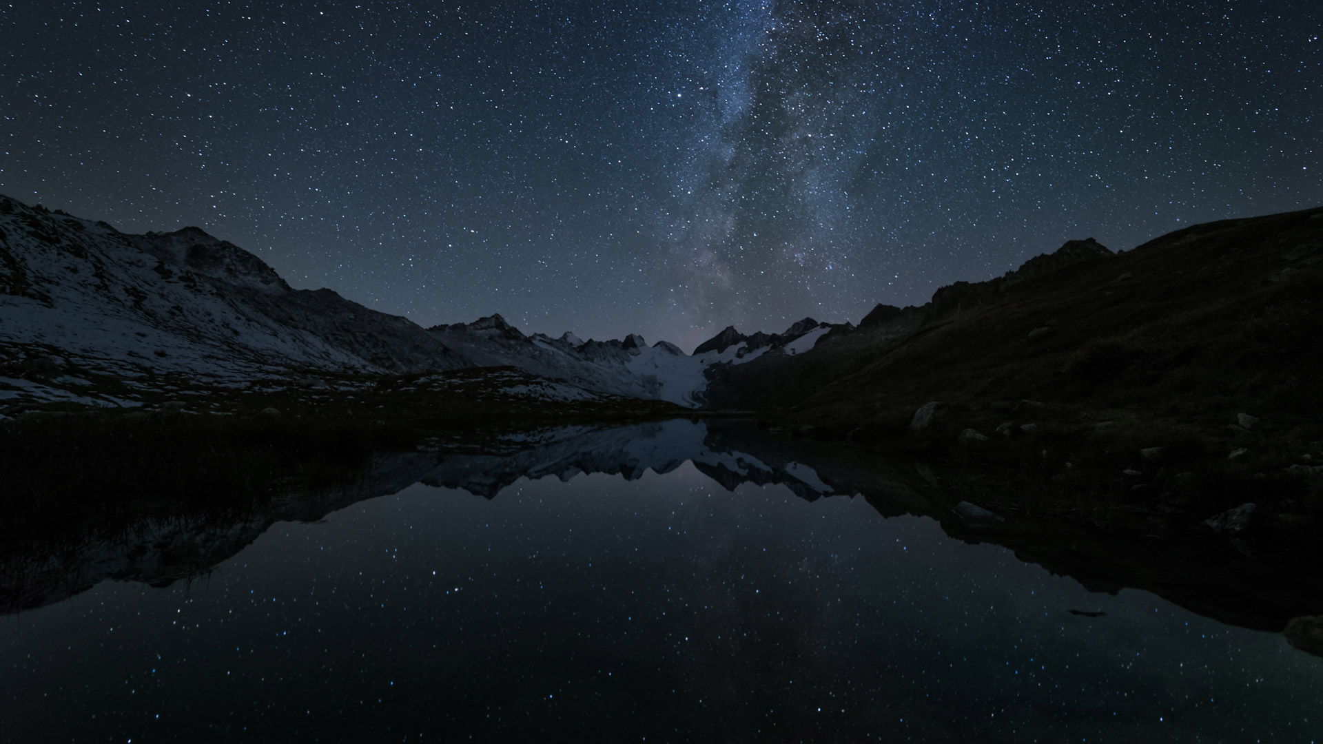 格里姆瑟尔山口Totesee山地湖中倒映出的星星，瑞士伯尔尼 (© magodevita/Getty Images)(Bing China)