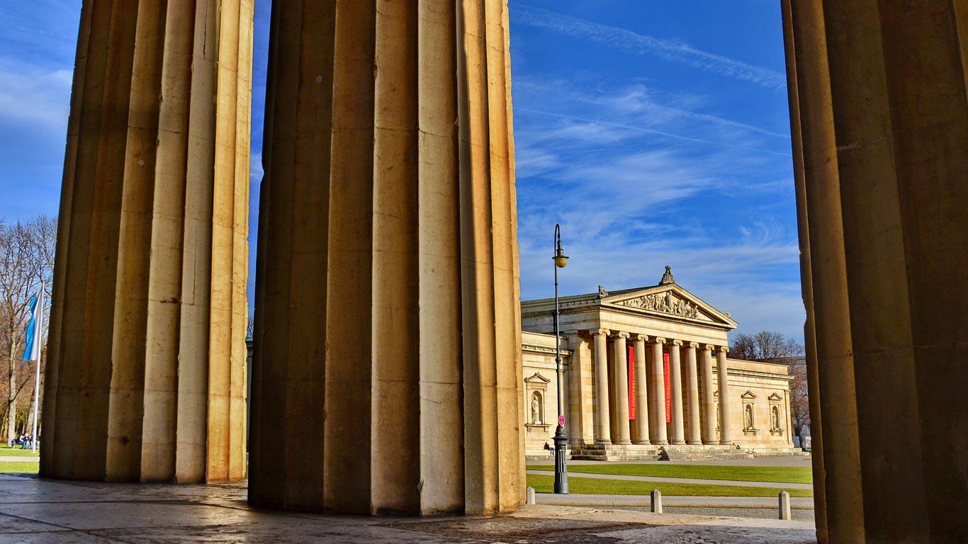 Der Königsplatz mit Blick auf die Glyptothek, München, Deutschland (© Dr. Rüdiger Hess/geo-select FotoArt)(Bing Deutschland)