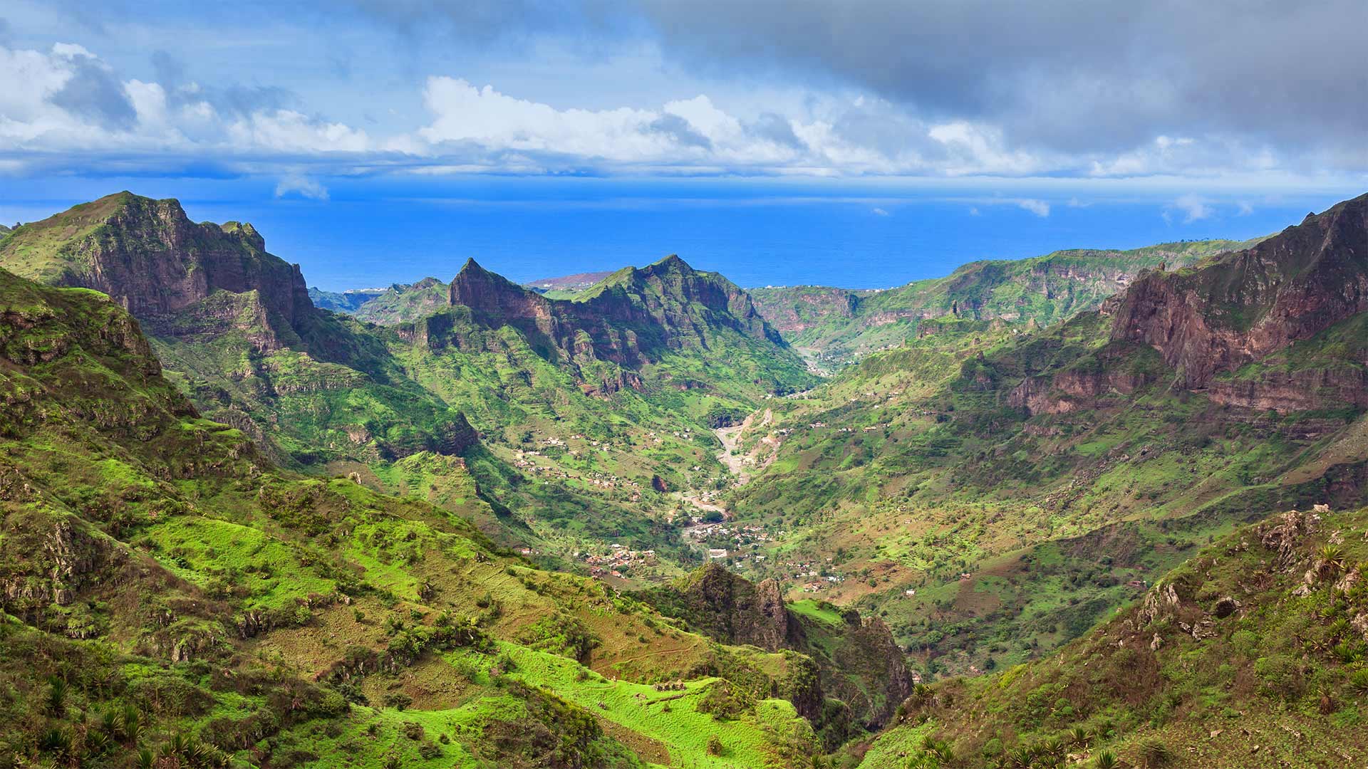 Serra da Malagueta山脉，佛得角圣地亚哥岛 (© Samuel Borges Photography/Shutterstock)(Bing China)