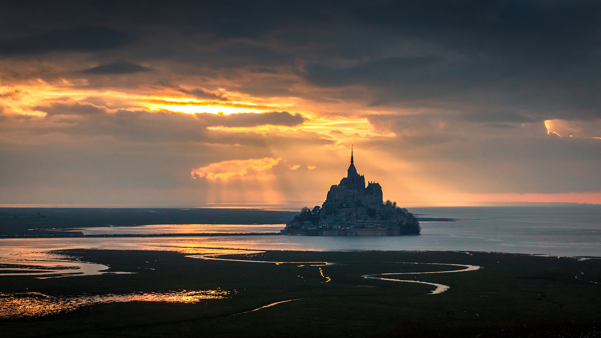 处于美轮美奂的光影中的圣米歇尔山 (© Mathieu Rivrin/Getty Images)(Bing China)