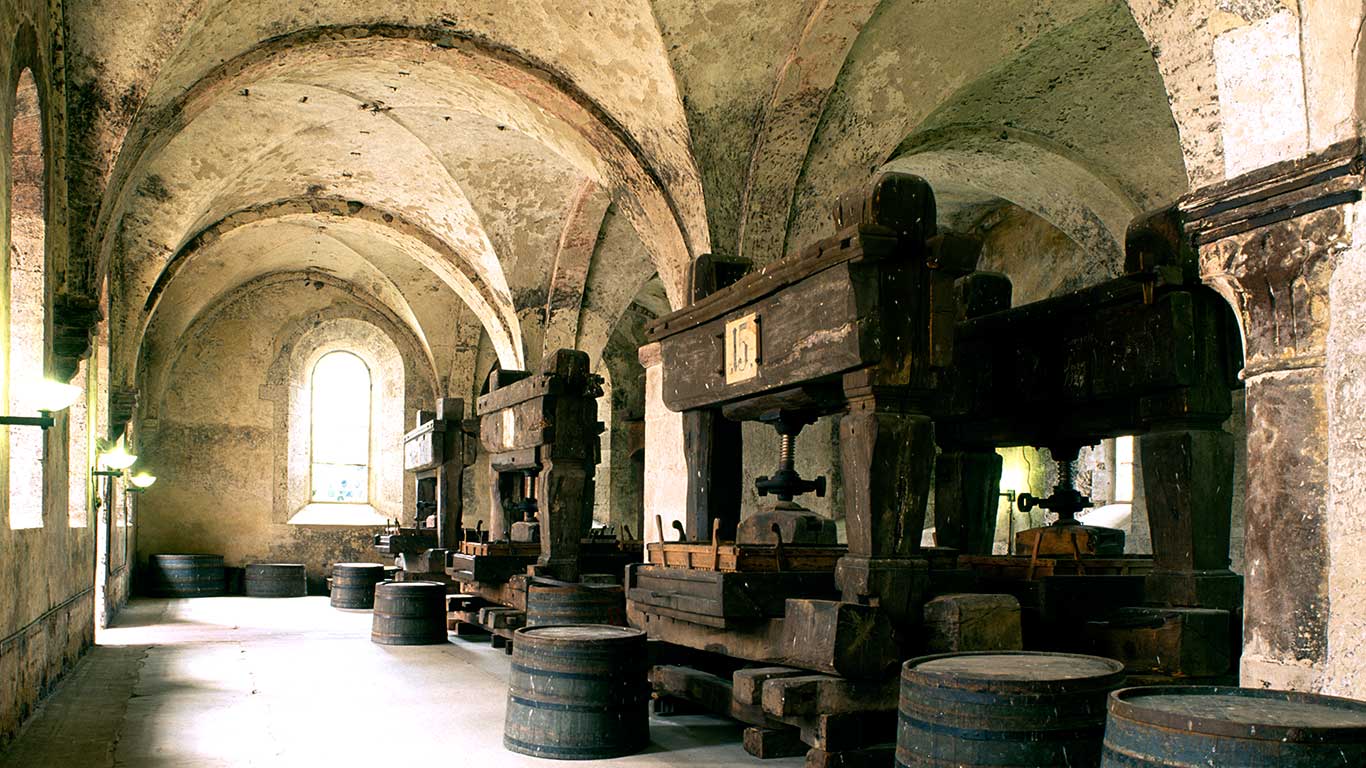 Historische Weinkelter in Kloster Eberbach, Rheingau, Hessen (© Sabine Lubenow/JAI/Corbis)(Bing Deutschland)