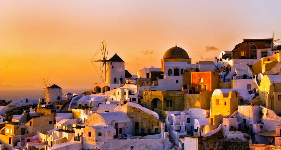 Oia at sunset on Thíra (Santoríni), Greece (© John C. House/Getty Images)(Bing Canada)