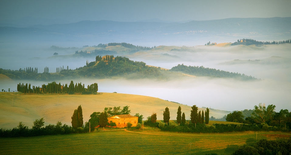 意大利托斯卡纳的山谷 -- Fabio Muzzi/Photolibrary &copy; (Bing China)