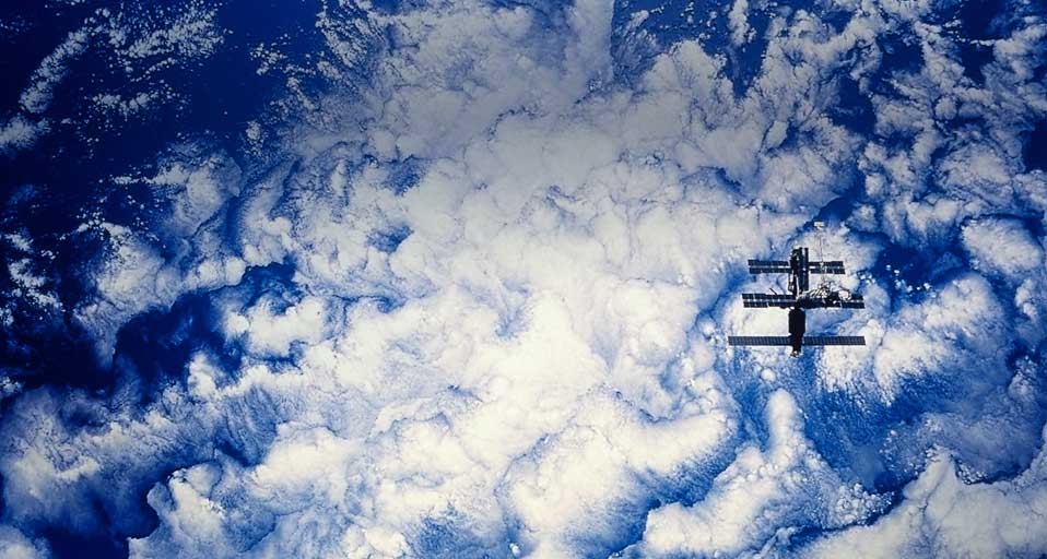 太平洋上空的国际空间站 (© StockTrek/White/Photolibrary) &copy; (Bing China)