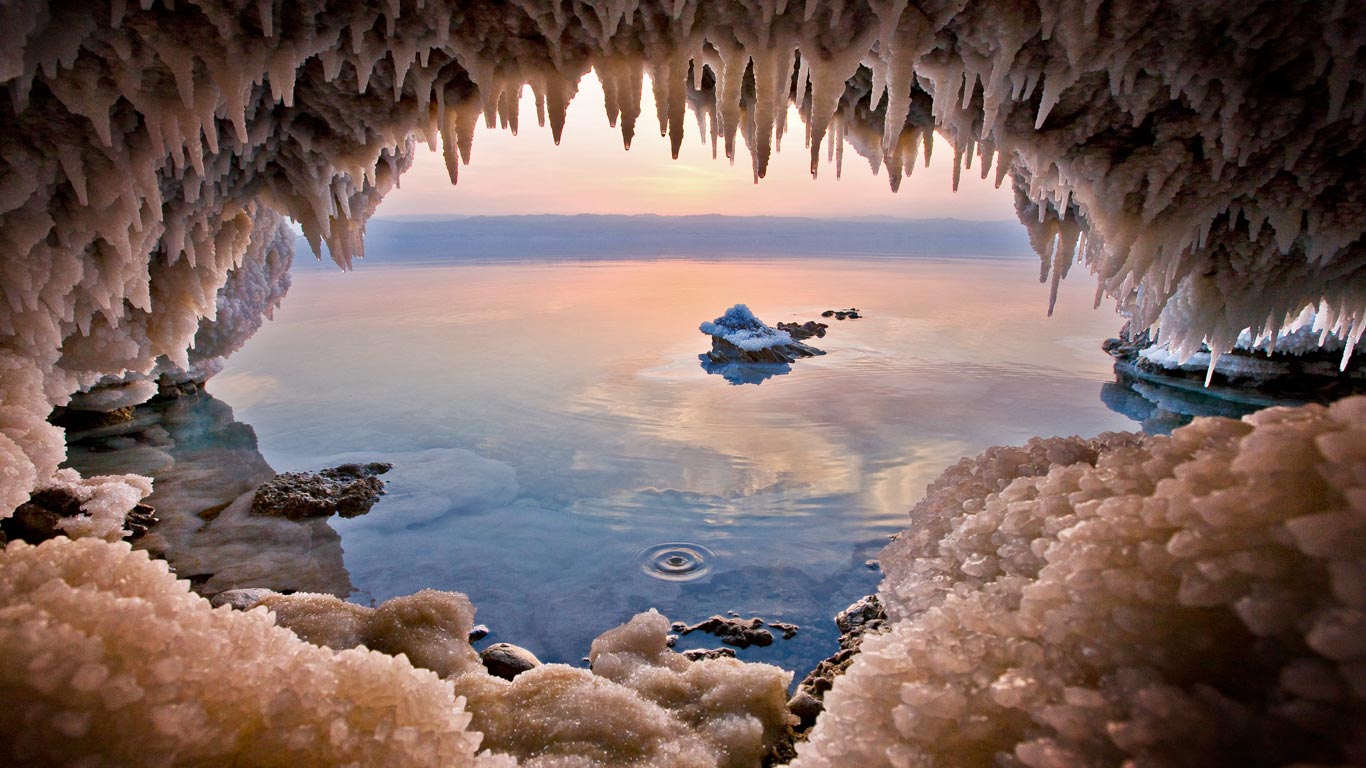 扎拉泉附近，约旦死海沿岸的岩洞 (© George Steinmetz/Corbis)(Bing China)