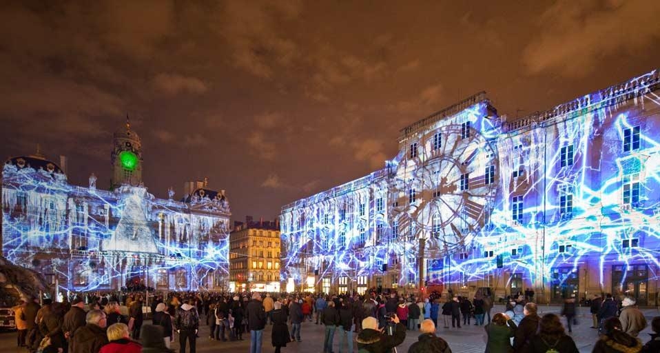 L’Hôtel de ville et le musée des Beaux-Arts de Lyon pendant la Fête des lumières, Rhône (© Pierre Jacques/Hemis/Corbis) &copy; (Bing France)