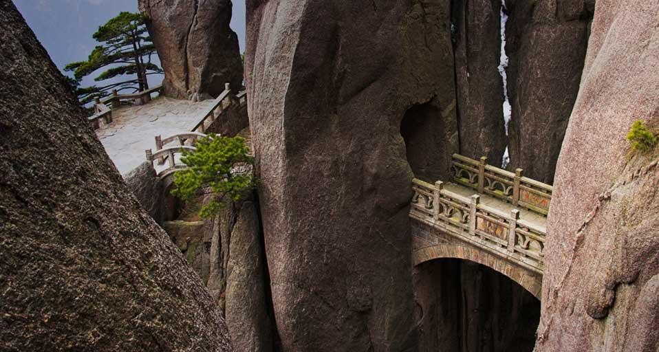 安徽省黄山山脉的小桥 (© Frank Lukasseck/Corbis) &copy; (Bing China)