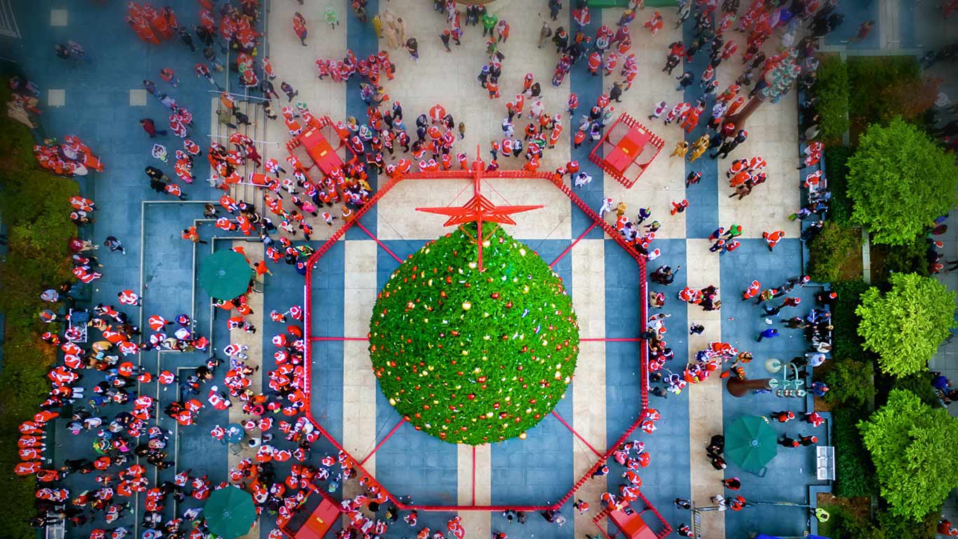 旧金山联合广场的圣诞老人大会活动，美国加利福尼亚州 (© Mint Images/Aurora Photos)(Bing China)