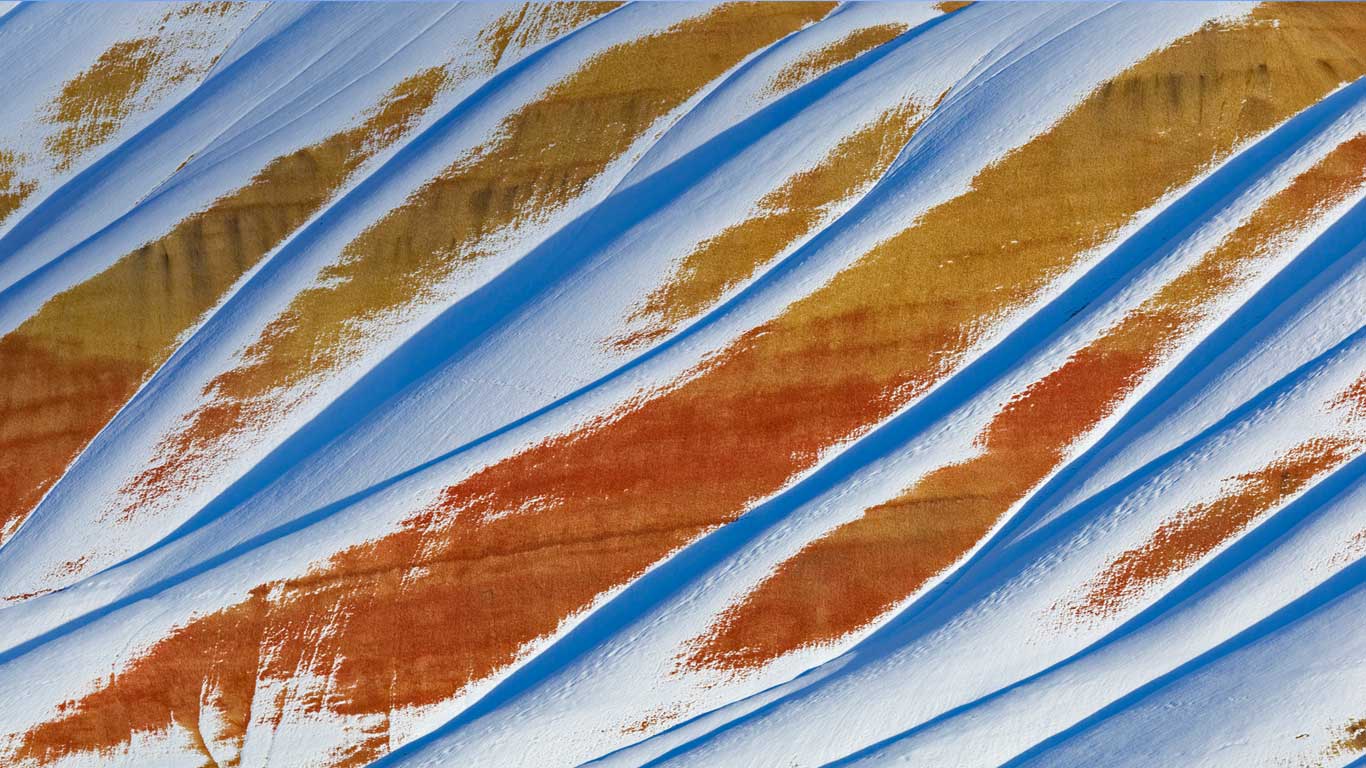 被雪覆盖的彩绘山丘，美国俄勒冈州  (© Floris van Breugel/Minden Pictures)(Bing China)