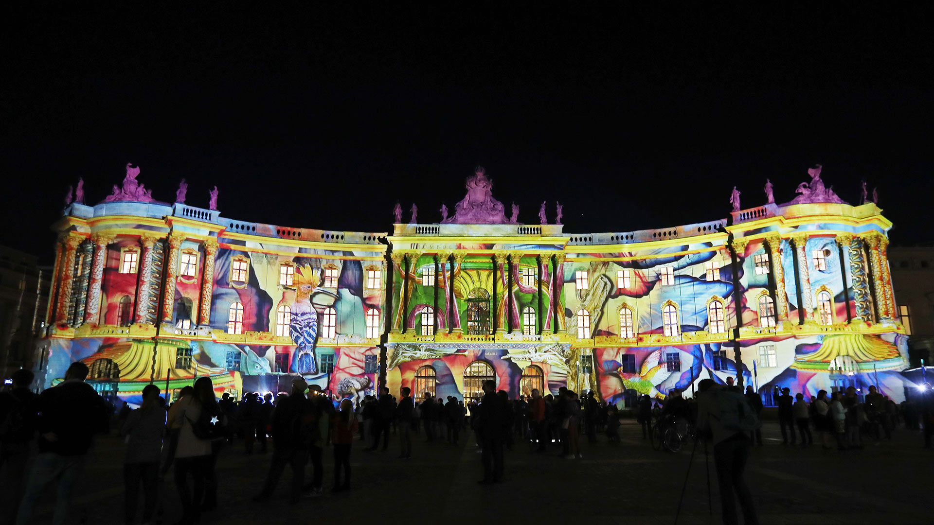 Die illuminierte Alte Bibliothek am Bebelplatz während des Festival of Lights 2018 in Berlin, Deutschland (© FELIPE TRUEBA/EPA-EFE/Shutterstock)(Bing Deutschland)
