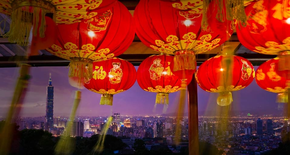 从挂满灯笼的寺庙看向远处的台北101 (© Marc Dozier/Hemis/Corbis) &copy; (Bing China)