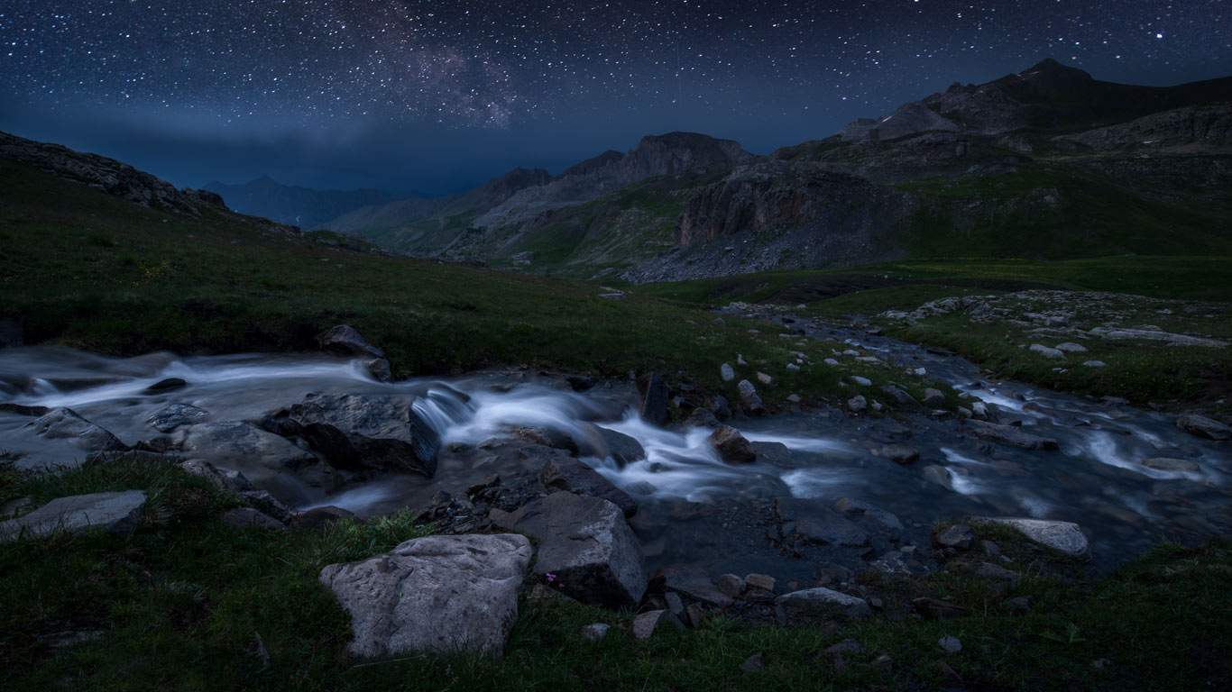 法国，穿过梅康图尔国家公园的Col de la山 (© Mathieu Rivrin/Getty Images)(Bing China)