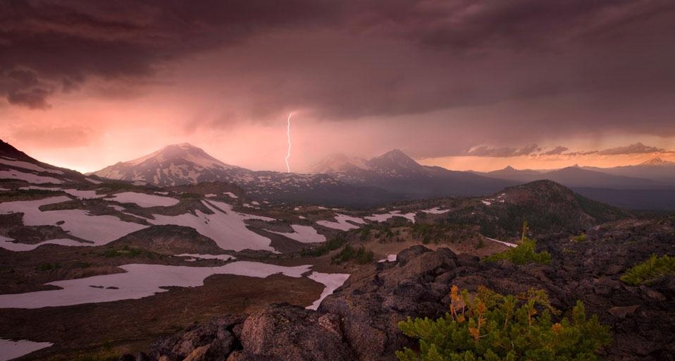俄勒冈州三姐妹山上空的乌云与闪电 (© Marc Adamus/Aurora Photos) &copy; (Bing China)