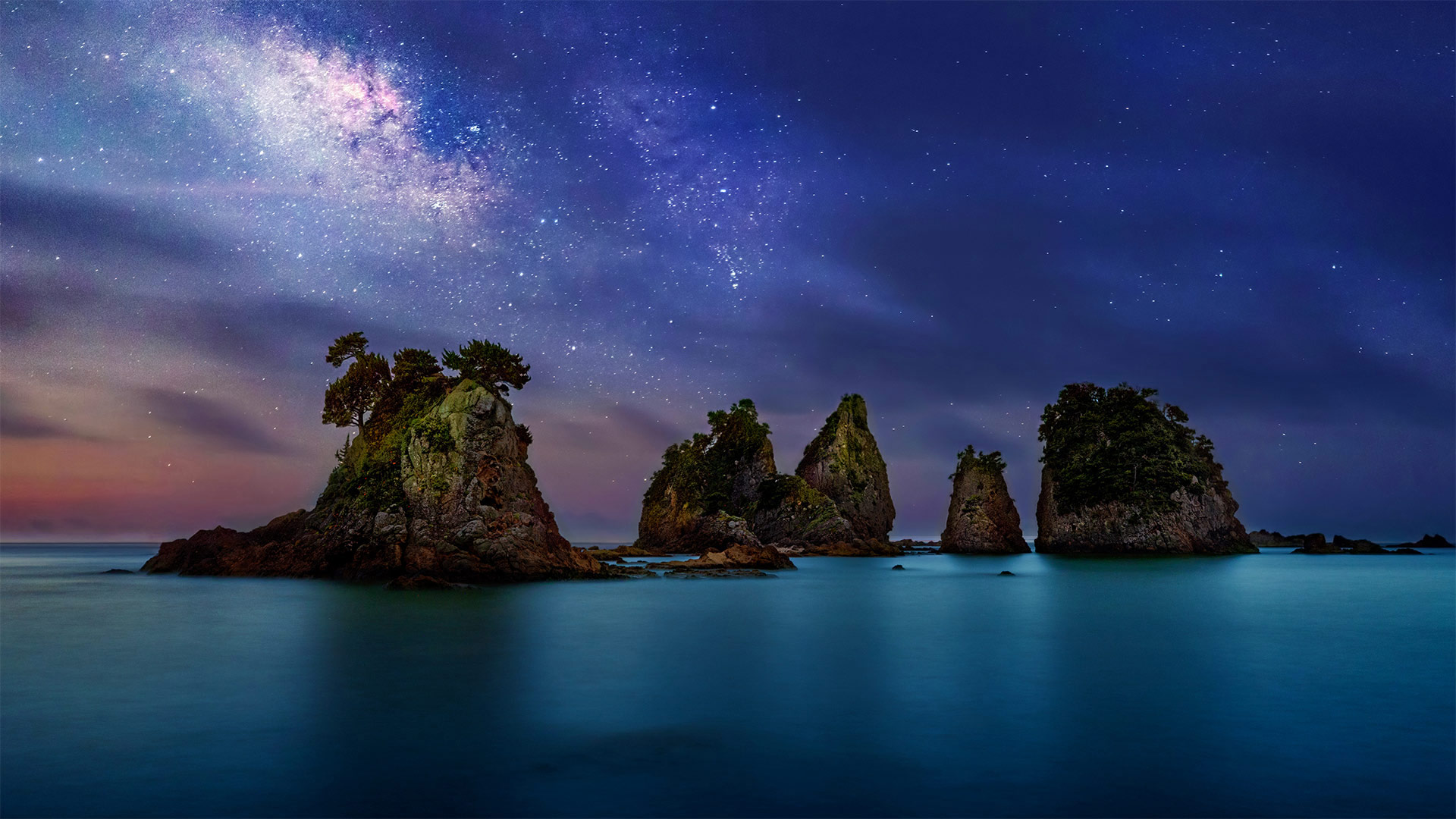 伊豆半岛海岸附近的 Minokake-Iwa 奇岩群，日本 (© Krzysztof Baranowski/Getty Images)(Bing China)