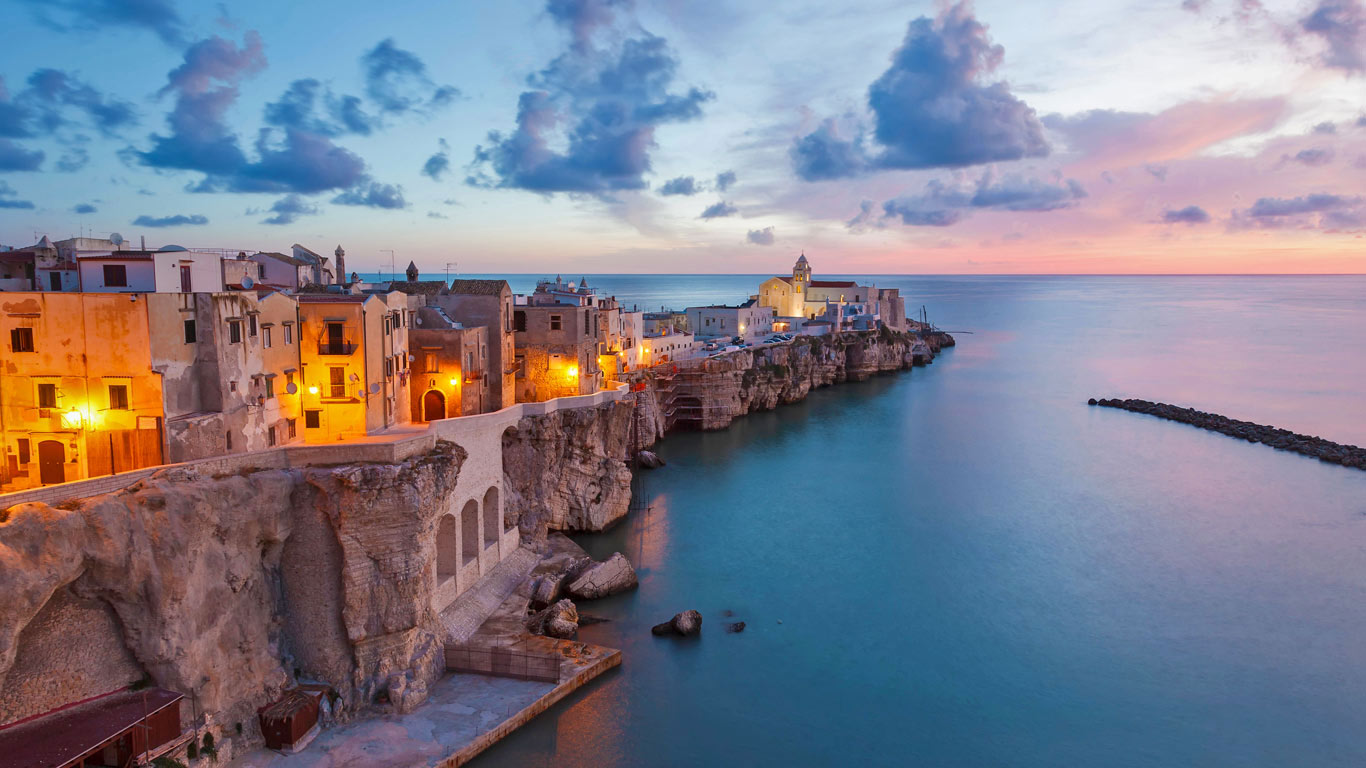 在意大利亚得里亚海海岸上的维耶斯泰小镇 (© Peter Adams Photography Ltd/Alamy)(Bing China)