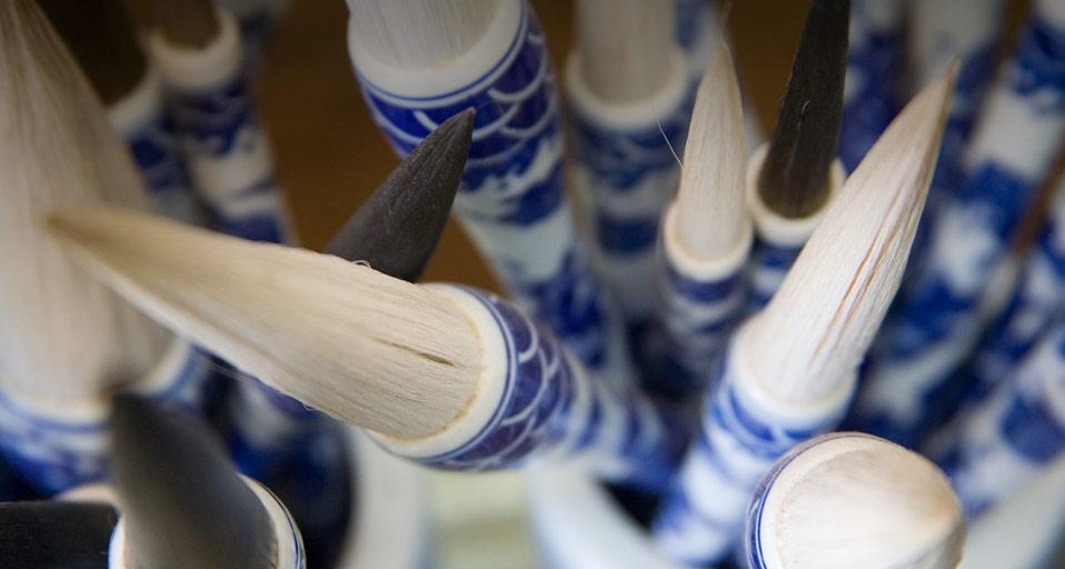 出售在昆明一家艺术家的店内的瓷柄天然鬃毛笔 (© romana chapman/Flickr/Getty Images) &copy; (Bing China)