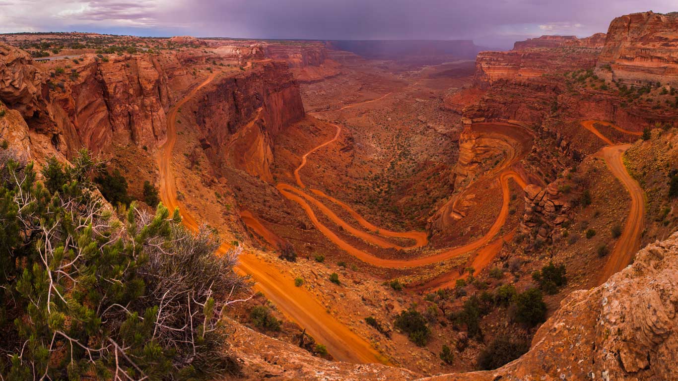 美国犹他州，峡谷地国家公园，在White Rim Road上眺望远方的天际线 (© Alexander Messenger/Tandem Stills + Motion)(Bing China)