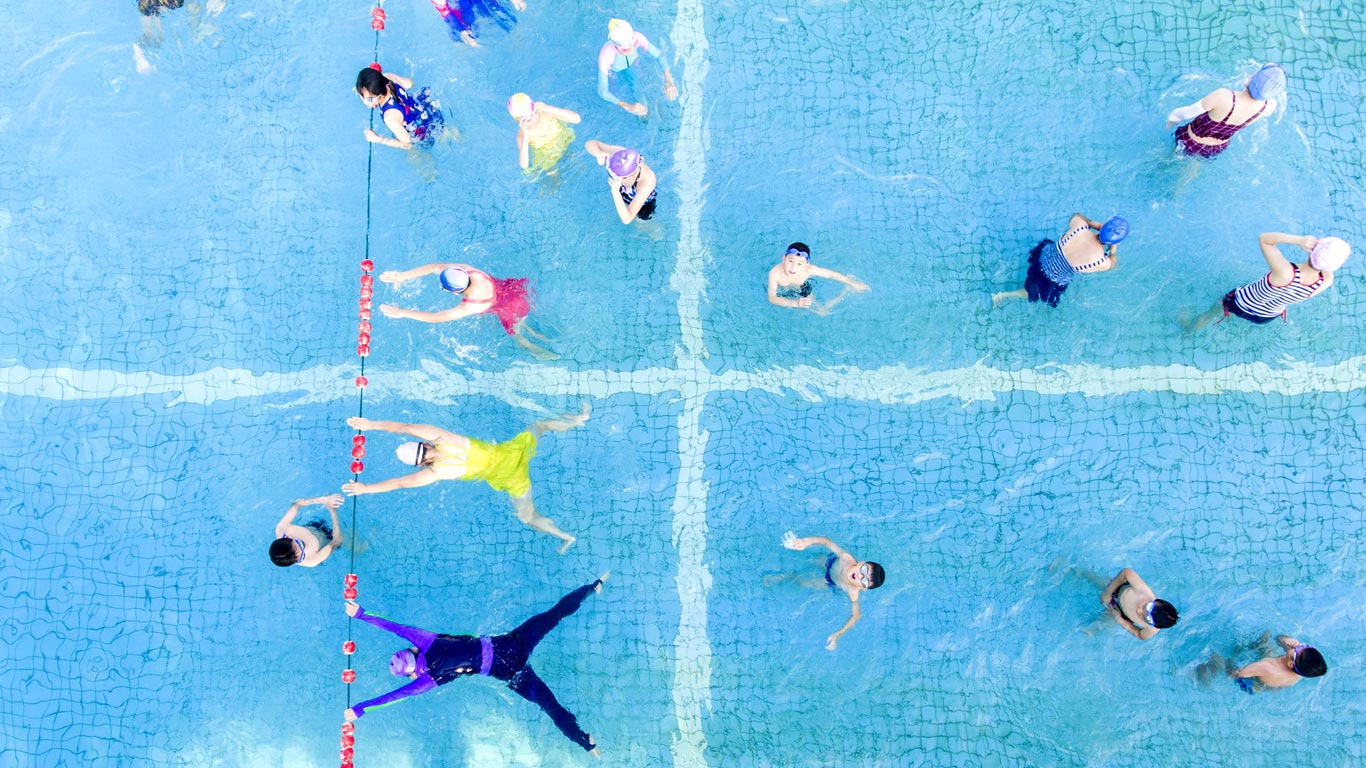 【六一儿童节】孩子们在泳池嬉戏，中国九江（© Visual China Group/Getty）(Bing China)