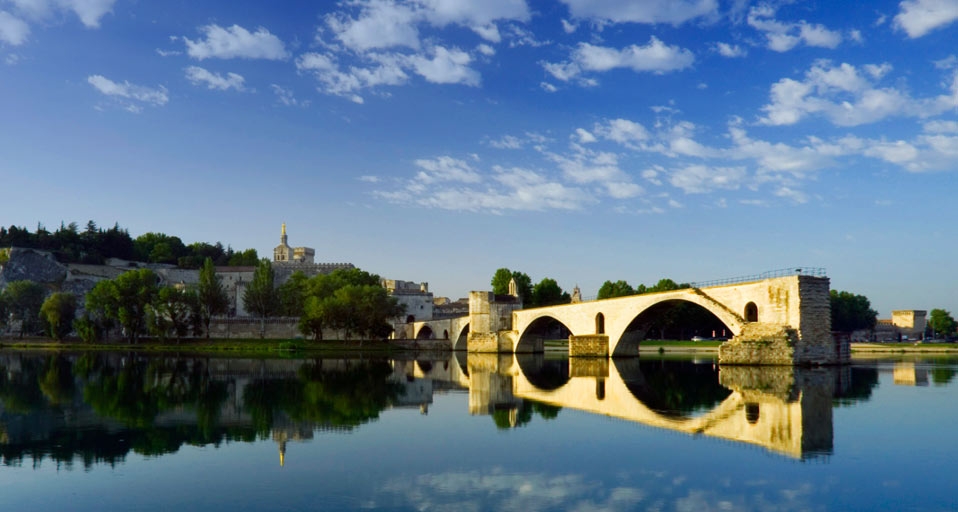 法国阿维尼翁的圣贝内泽桥和教皇宫 -- Travelpix Ltd./Getty Images &copy; (Bing China)
