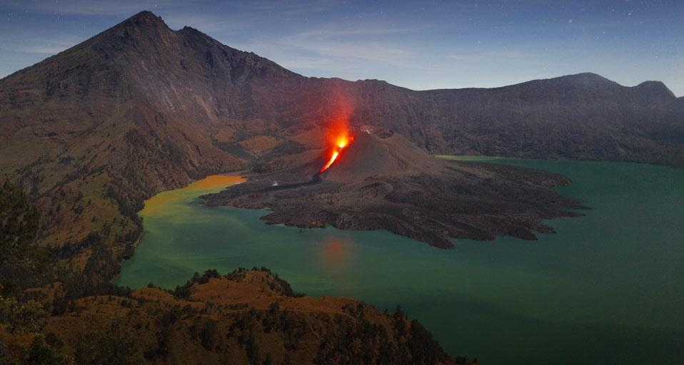 Mount Rinjani, Lombok, Indonesia (© Martin Rietze/Corbis) &copy; (Bing Canada)