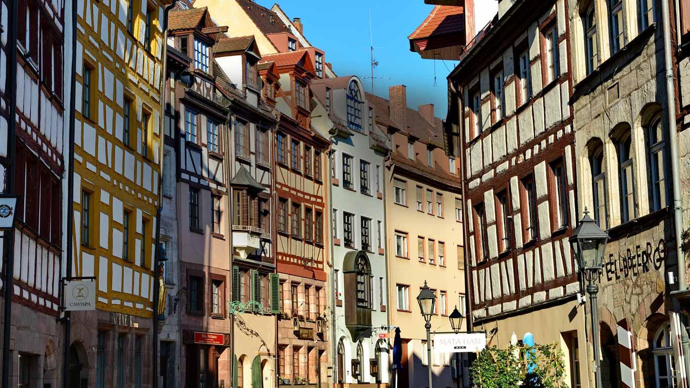 Die Weißgerbergasse, eine typische mittelalterliche Straße mit Fachwerkhäusern in Nürnberg, Franken, Deutschland (© Dr. Rüdiger Hess/GEO-Select FotoArt)(Bing Deutschland)
