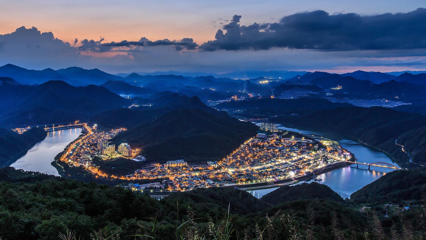 Danyang County in North Chungcheong Province, South Korea (© Sungjin Kim/500px)(Bing Canada)