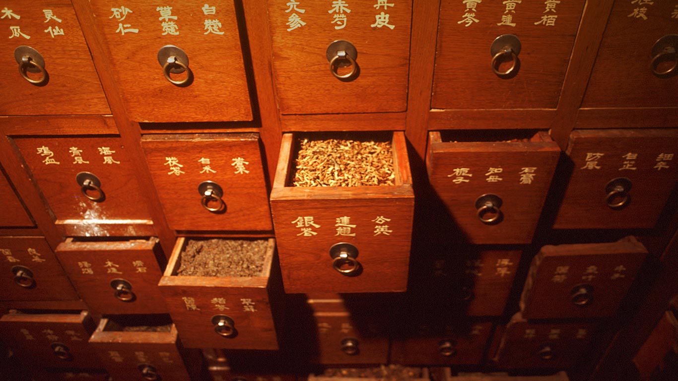 满是中药的药柜 (© Eastphoto/AGE Fotostock)(Bing China)