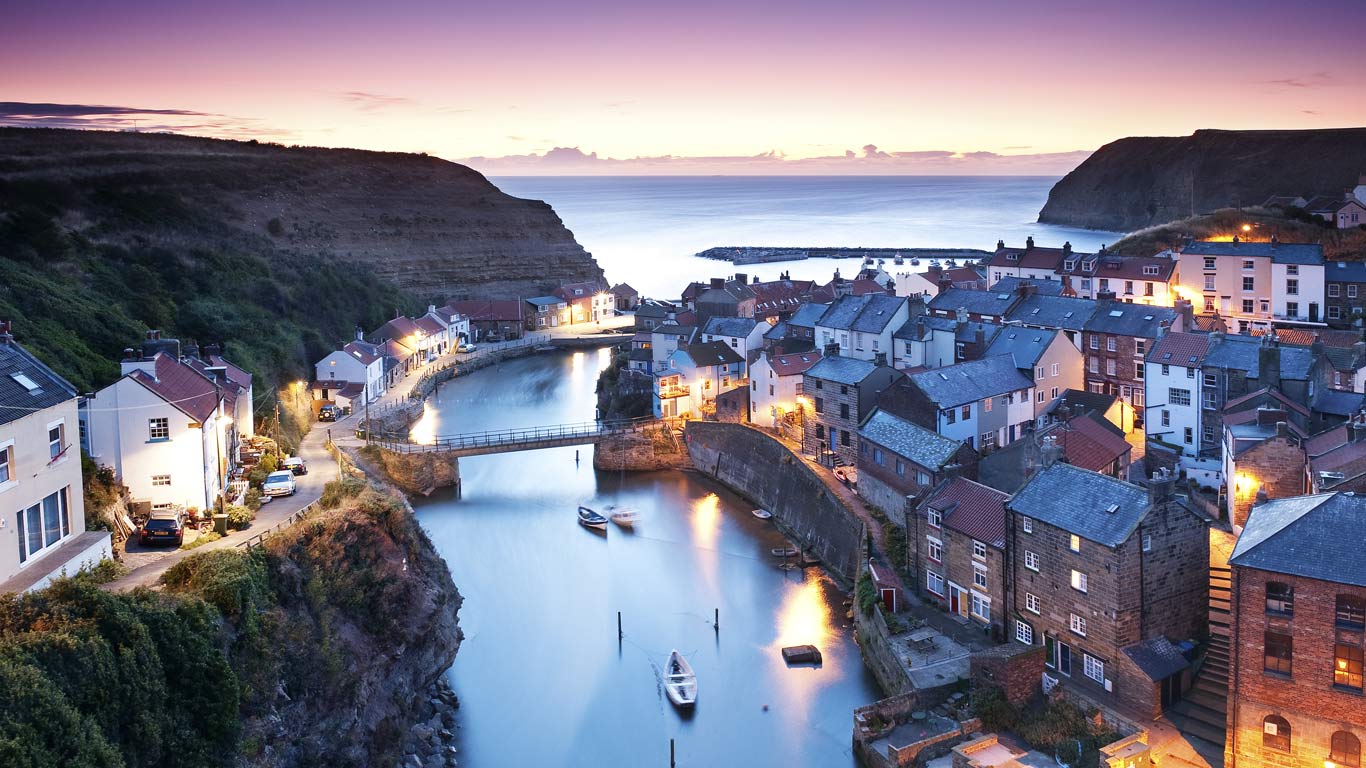 The seaside village of Staithes in North Yorkshire (© Loop Images/Richard Burdon)(Bing United Kingdom)