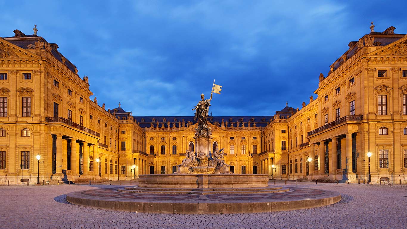 Frankoniabrunnen vor der Würzburger Residenz, Würzburg, Bayern, Deutschland (© Martin Siepmann/imageBROKER/Alamy Stock Photo)(Bing Deutschland)