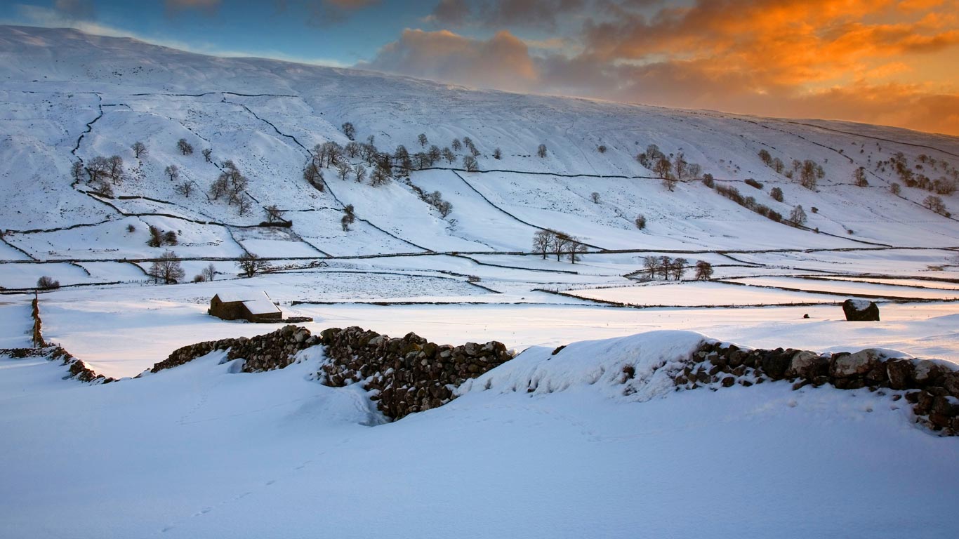 Dry stone walls and stone barn at Littondale, Yorkshire Dales, North Yorkshire, England (© David Speight/Alamy)(Bing Canada)