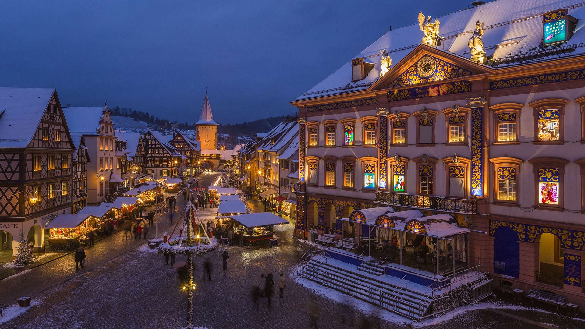 Adventsmarkt und Adventskalenderhaus in Gengenbach, Schwarzwald, Baden-Württemberg, Deutschland (© SUDRES Jean-Daniel/Hemis/SuperStock)(Bing Deutschland)