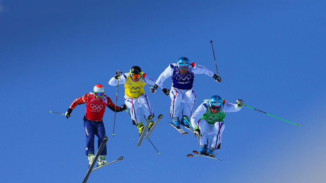 J.-F. Chapuis, Arnaud Bovolenta, Jonathan Midol et Brady Leman (Canada) lors de la finale du Ski Cross au Rosa Khutor Extreme Park, 20 février 2014, Jeux Olympiques de Sotchi, Russie (© Julian Finney/Getty Images)(Bing France)
