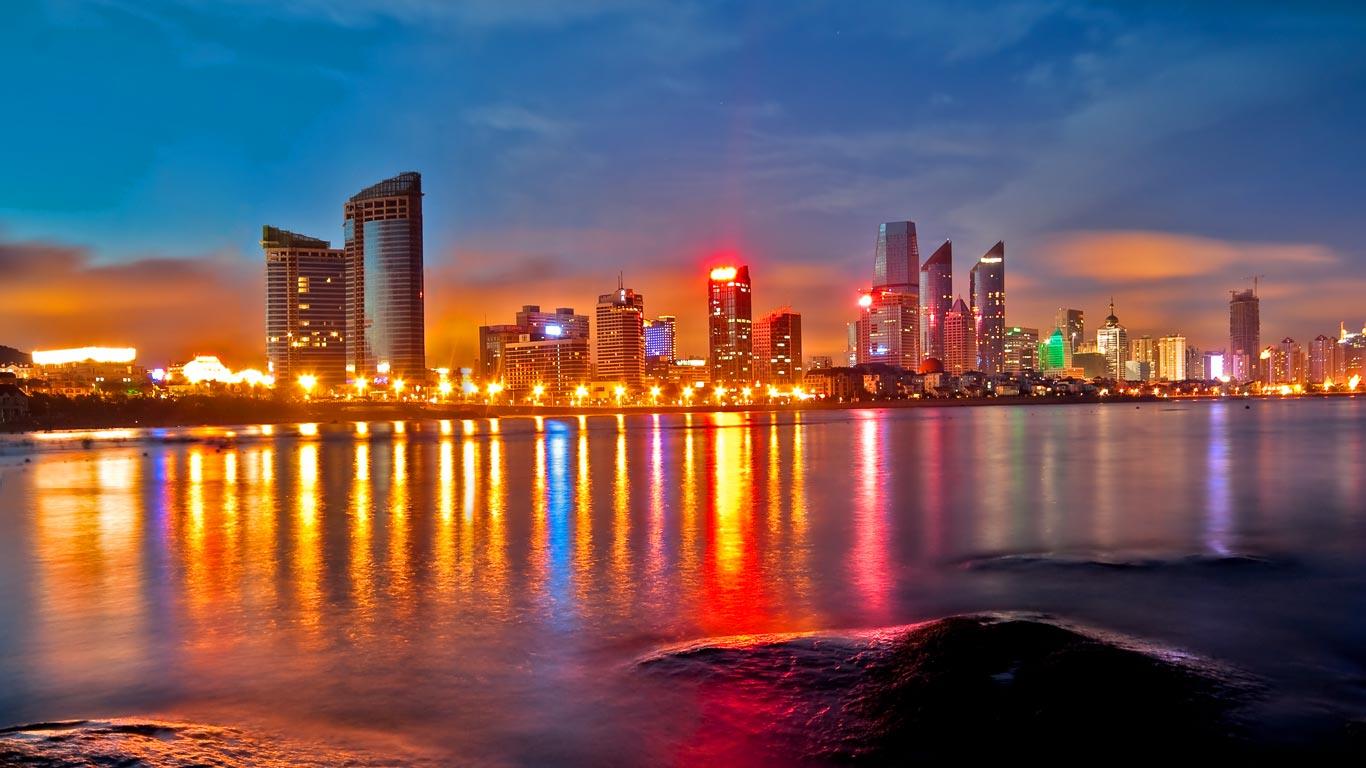 青岛浮山湾夜景 (© Ma Sai/Flickr/Getty Images)(Bing China)