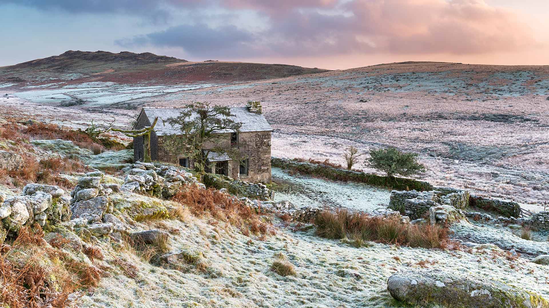 博德明高沼上布朗威利山麓的废弃小屋，英格兰 (© Helen Hotson/Alamy Stock Photo)(Bing China)