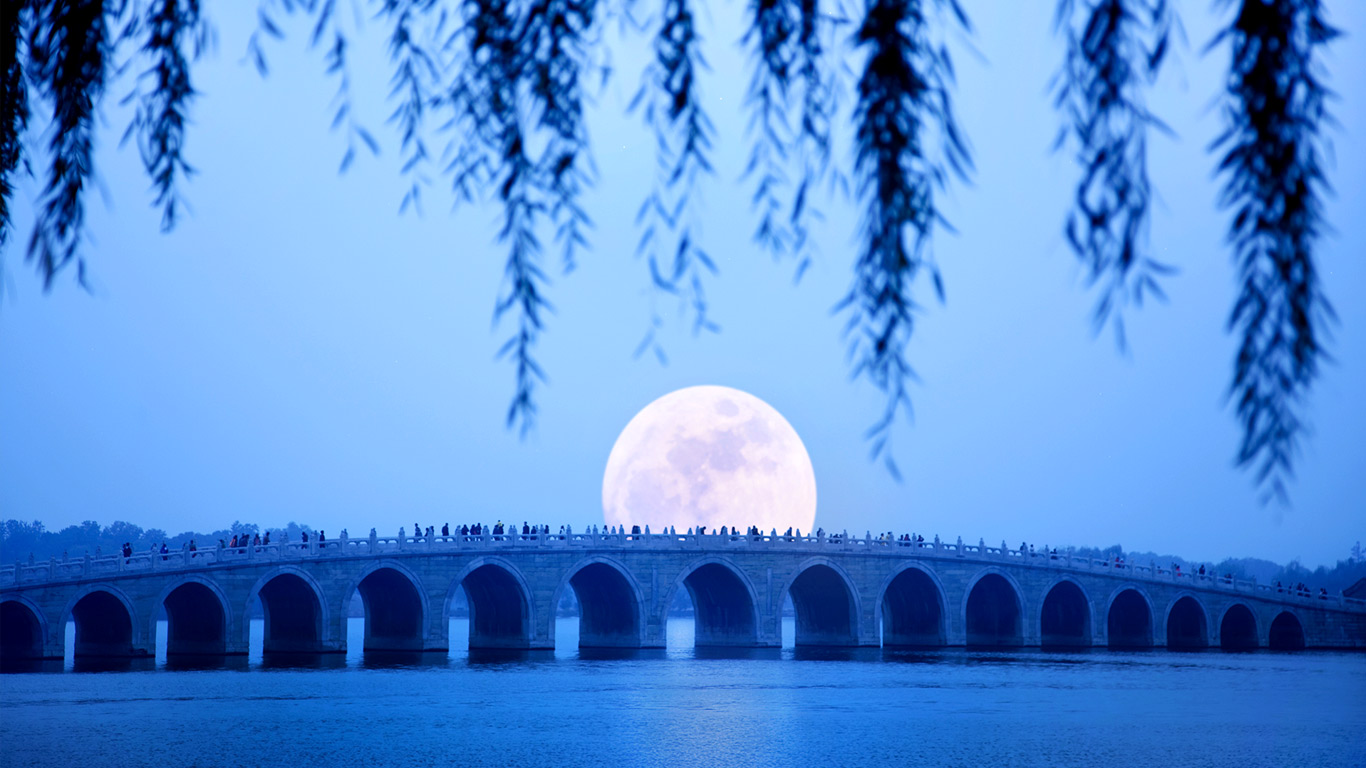 [中秋快乐] 北京，月亮从颐和园的十七拱桥上升起 (© Grant Fant/Getty Images)(Bing China)