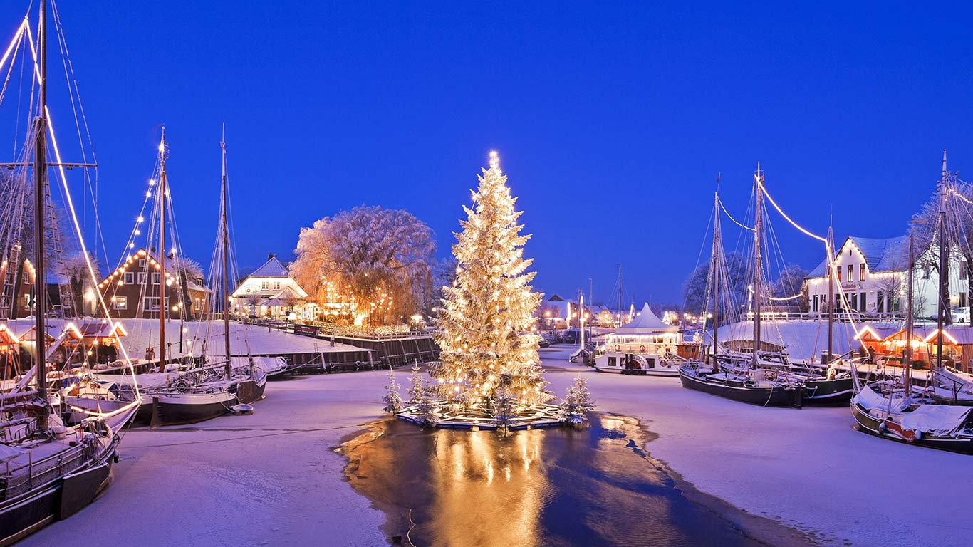 Schwimmender Weihnachtsbaum im Museumshafen Carolinensiel, Niedersachsen, Deutschland (© Manfred Habel/mauritius images GmbH/Alamy Stock Photo)(Bing Deutschland)