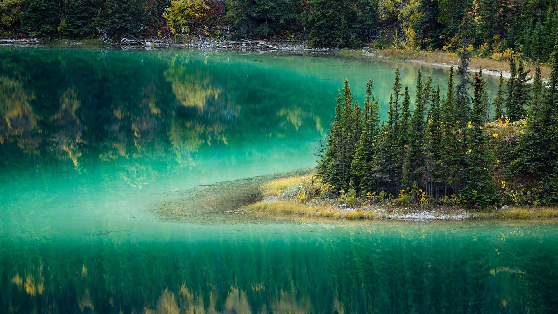 卡克罗斯附近的翡翠湖，加拿大育空地区 (© David Noton Photography/Alamy Stock Photo)(Bing China)