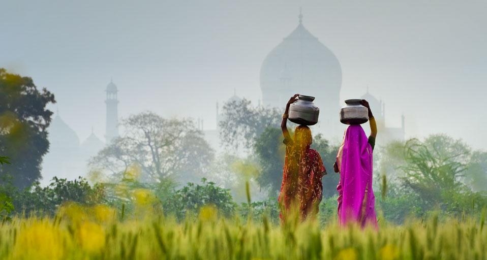 印度泰姬陵附近的顶坛女人 (© Peter Adams/Corbis) &copy; (Bing China)