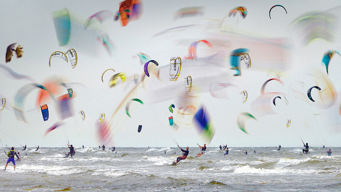 多重曝光的风筝冲浪世界杯，德国 (© plainpicture/Rudi Sebastian)(Bing China)