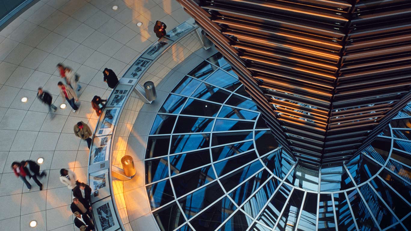 Besucher im Innern der Kuppel des Reichstagsgebäudes in Berlin (© Barbara Santoro/SIME/4Corners)(Bing Deutschland)