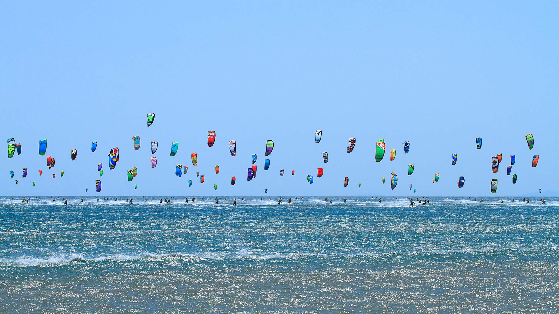 Course de Kitesurf, Gruissan, Aude, Occitanie (© Philippe Turpin/Delta Images/Offset by Shutterstock)(Bing France)