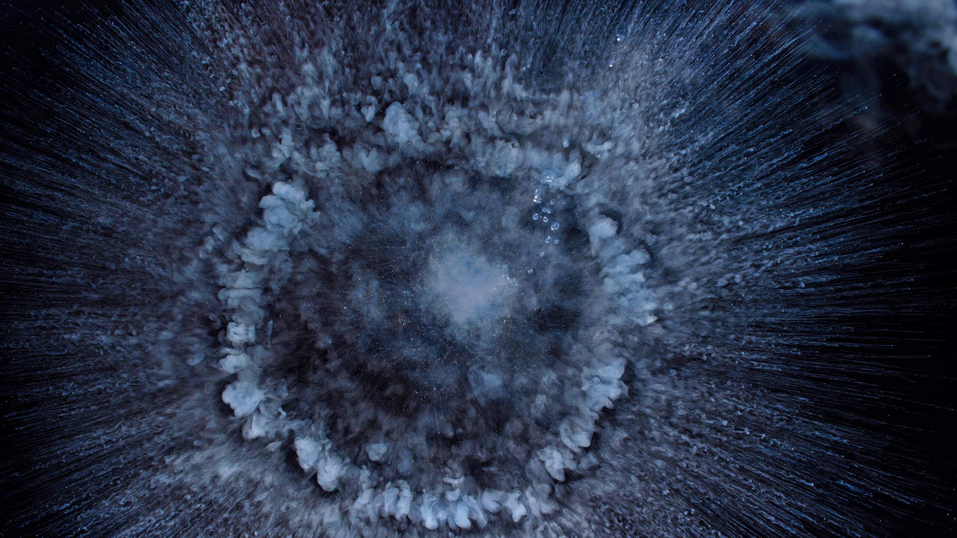 ｢液体窒素の爆発｣ (© Sunny/Getty Images)(Bing Japan)