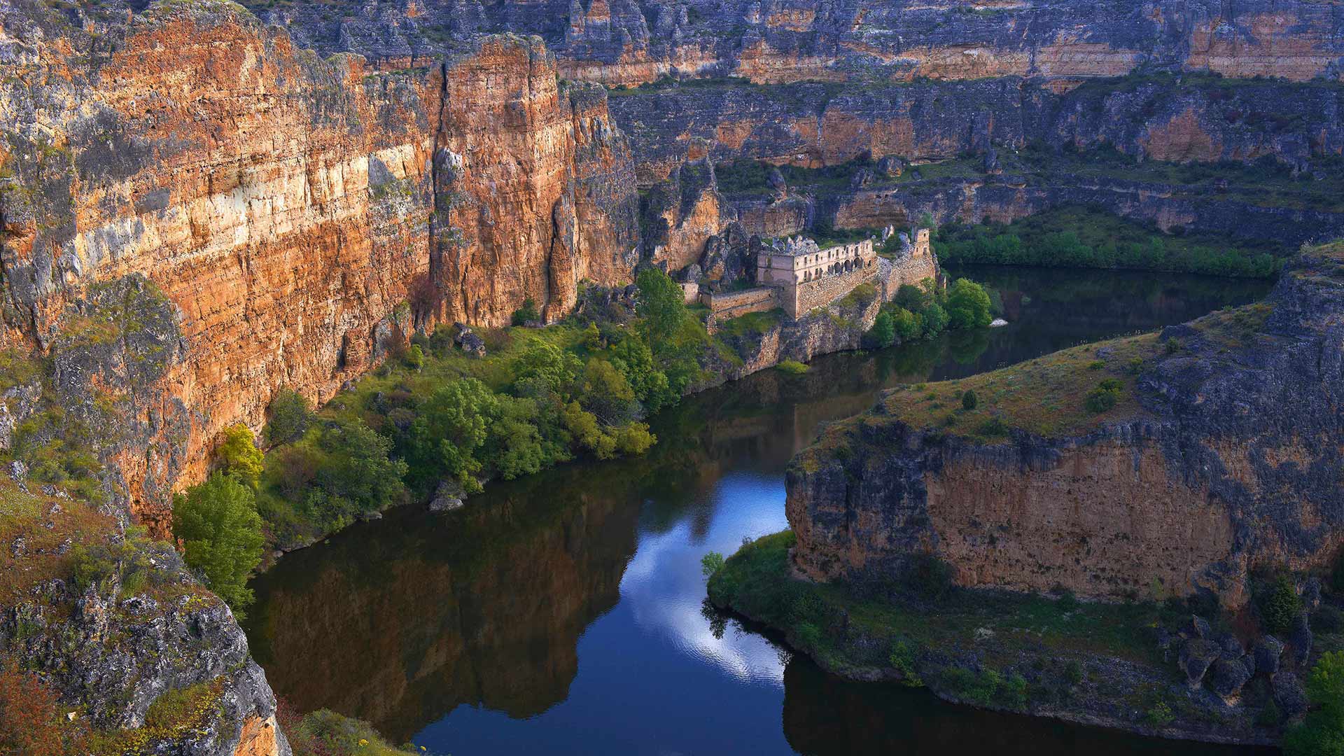 杜拉通河谷中的Nuestra Señora de la Hoz老修道院，西班牙塞哥维亚 (© Arco Images GmbH/Alamy)(Bing China)