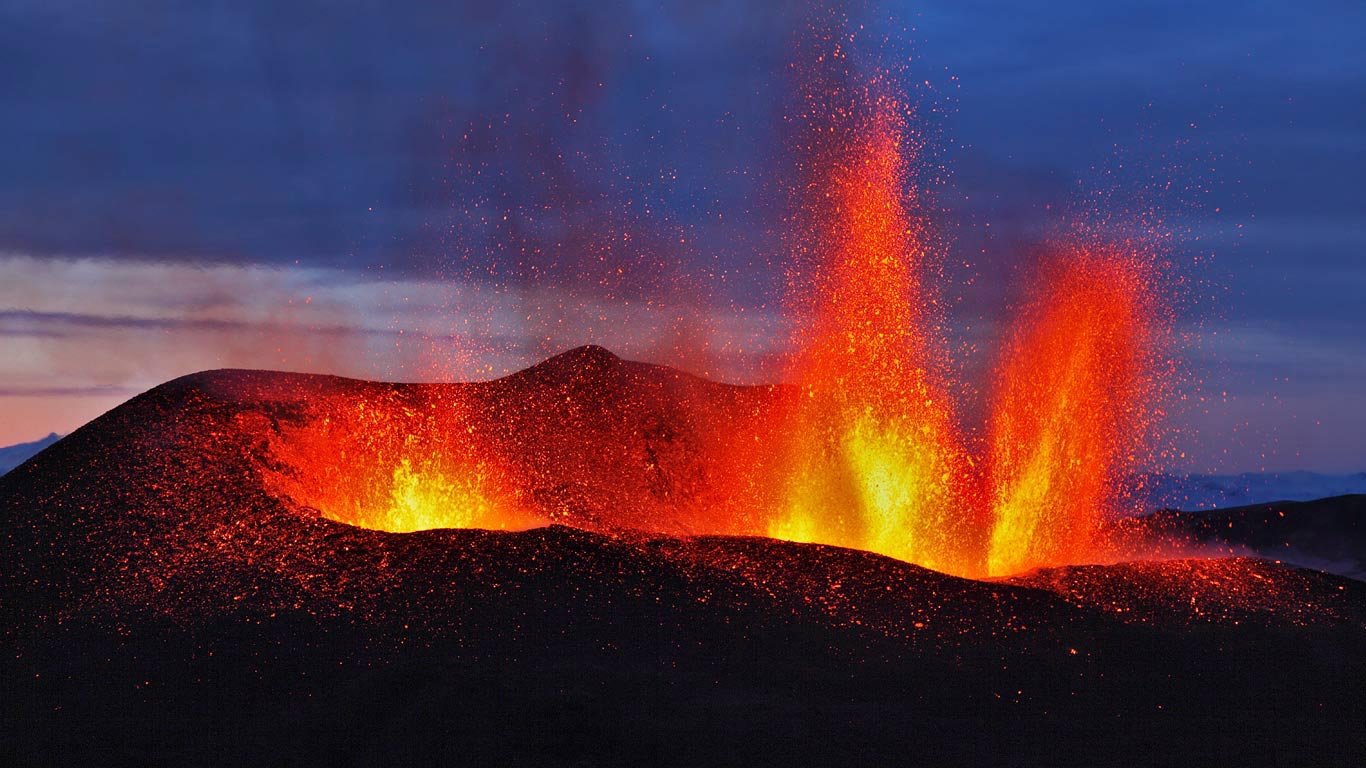 爆发中的艾雅法拉火山，冰岛 (© moodboard/Cultura/Getty Images)(Bing China)