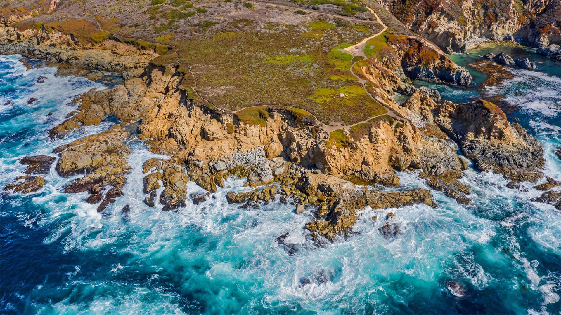 鸟瞰蒙特雷附近的大苏尔海岸线，加利福尼亚州 (© Blue Planet Archive/Alamy)(Bing China)