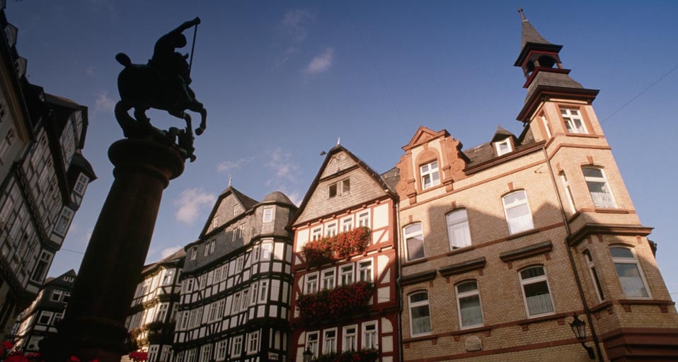 Fachwerkhäuser und Reiterstandbild schmücken die Barfüßer Straße in Marburg – Bob Krist/CORBIS &copy; (Bing Germany)