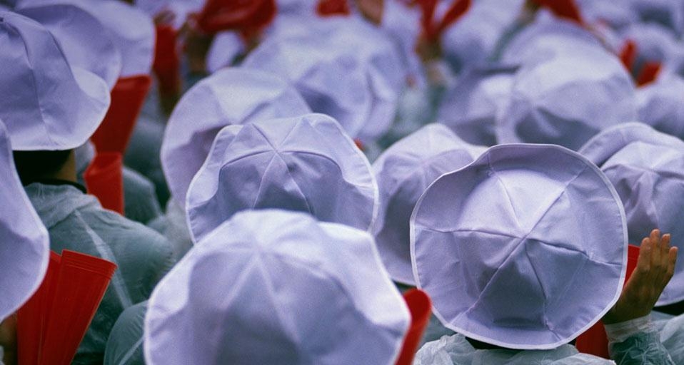 日本大阪观看棒球比赛的学生 (© Arthur Meyerson/Aurora Photos) &copy; (Bing China)