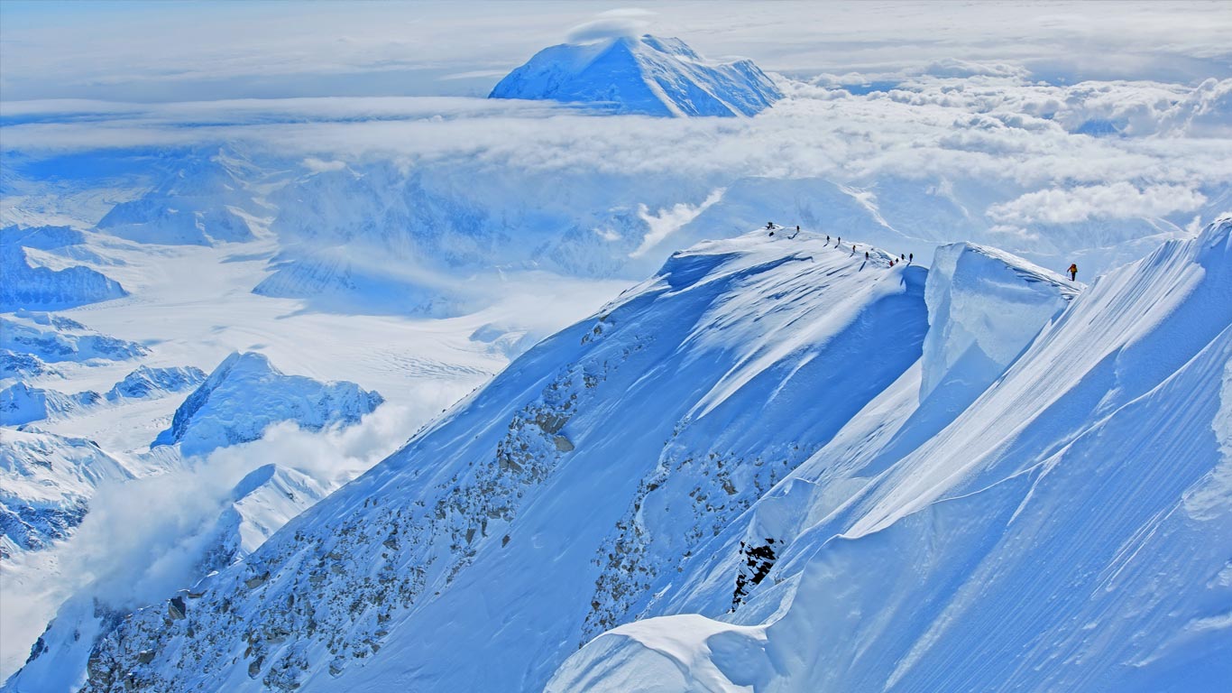 美国阿拉斯加，德纳利国家公园，登山者在攀登麦金利山 (© Luke Humphrey)(Bing China)