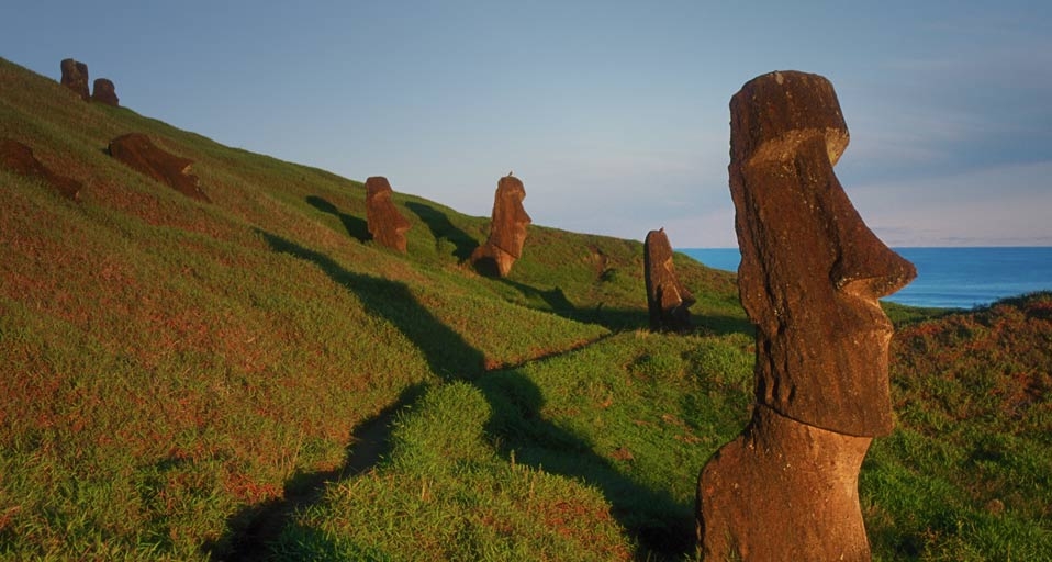 智利复活节岛上神秘的摩艾石像 -- James L. Amos/Corbis &copy; (Bing China)